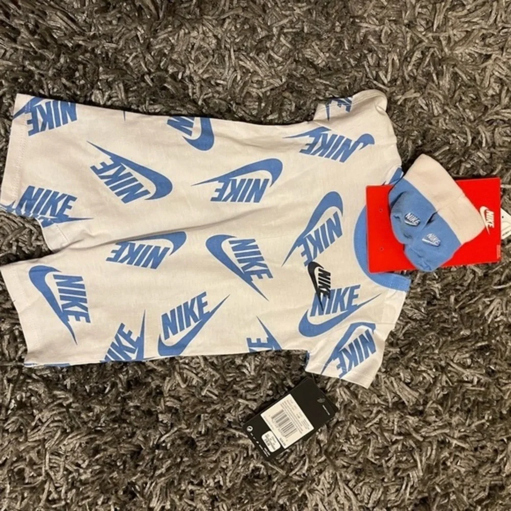 Nike baby unisex shortsleeved shorttall size 0-6 month - Picture 2 of 6